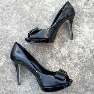 White House Black Market Patent Bow Heels sz 7.5